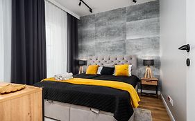 Wola Tower Deluxe Separate Bedroom With Free Garage - By Perfect Apart