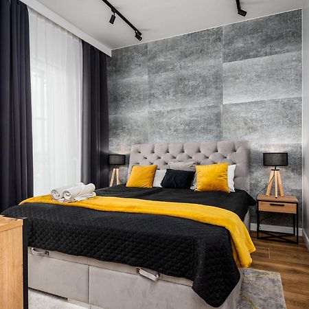Wola Tower Deluxe Separate Bedroom With Free Garage - By Perfect Apart Варшава Экстерьер фото