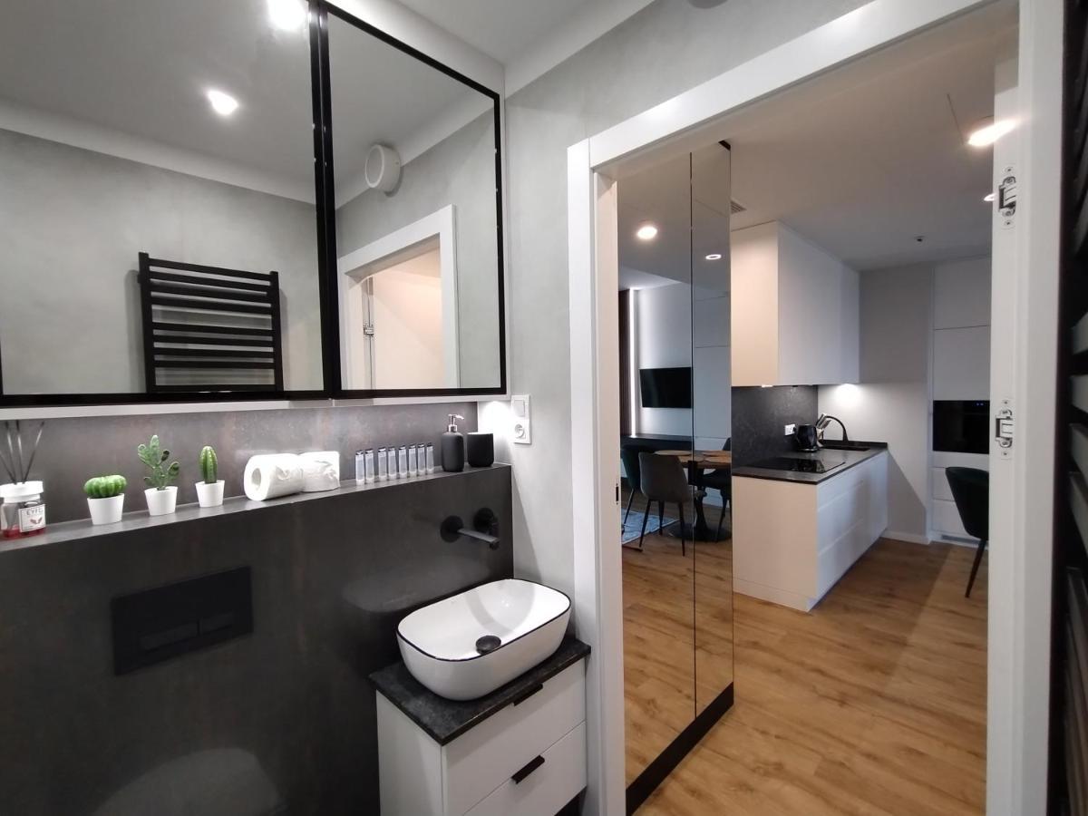 Wola Tower Deluxe Separate Bedroom With Free Garage - By Perfect Apart Варшава Экстерьер фото