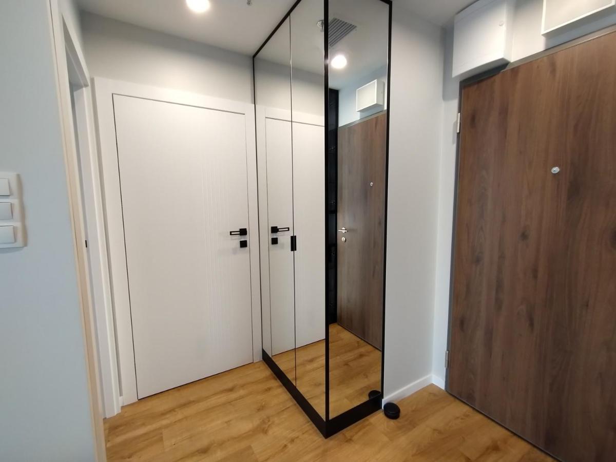 Wola Tower Deluxe Separate Bedroom With Free Garage - By Perfect Apart Варшава Экстерьер фото