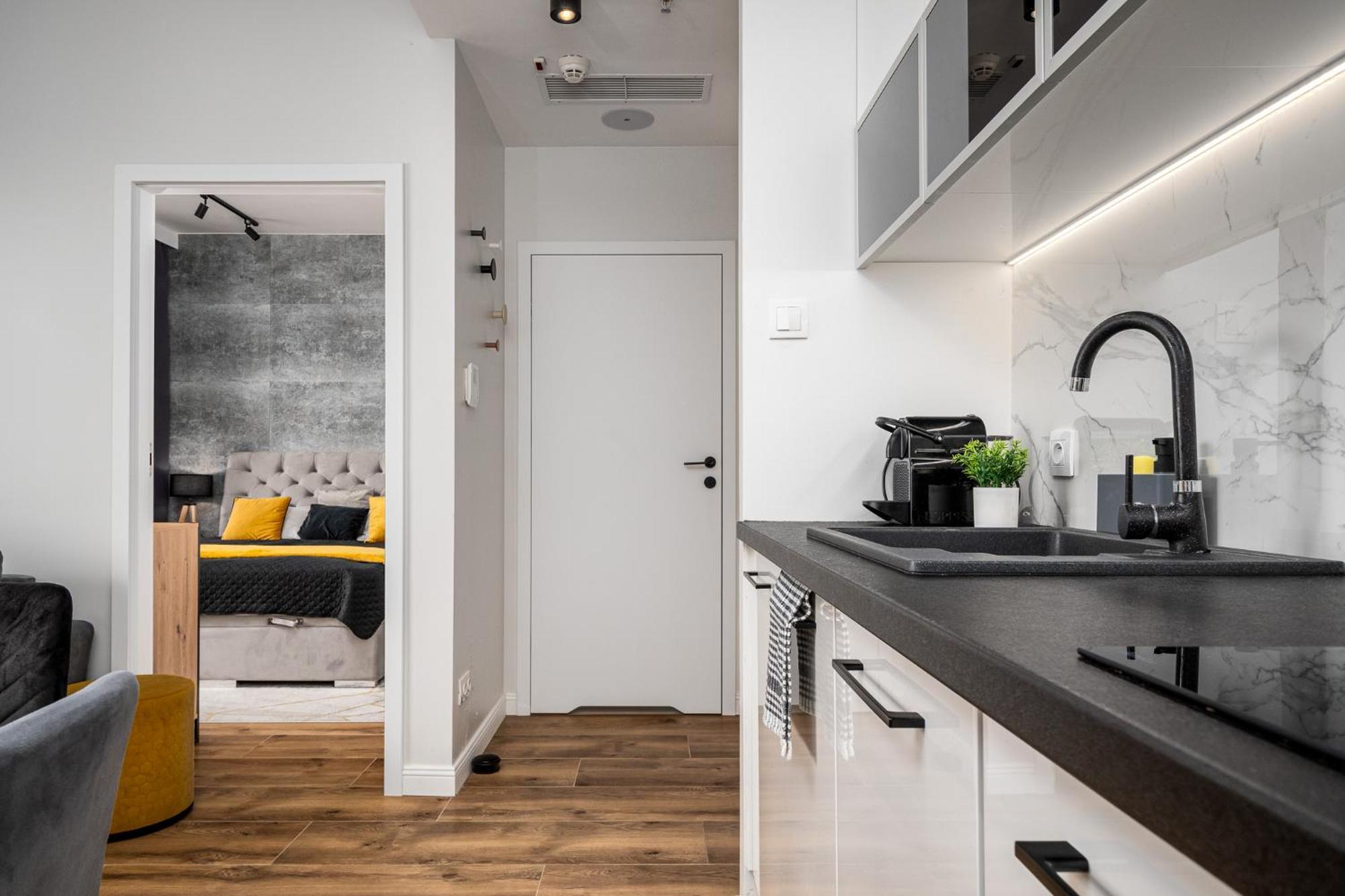 Wola Tower Deluxe Separate Bedroom With Free Garage - By Perfect Apart Варшава Экстерьер фото