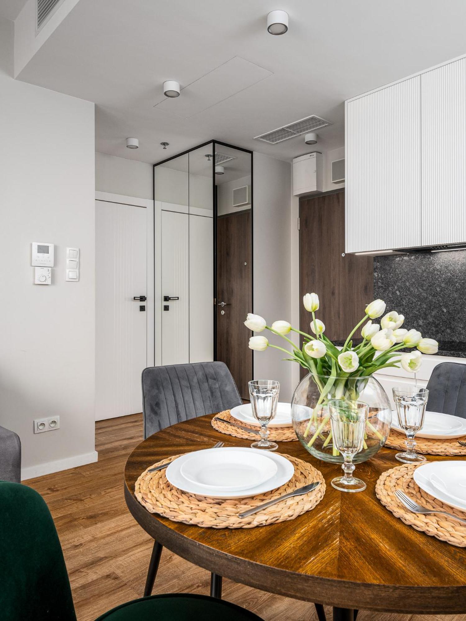 Wola Tower Deluxe Separate Bedroom With Free Garage - By Perfect Apart Варшава Номер фото