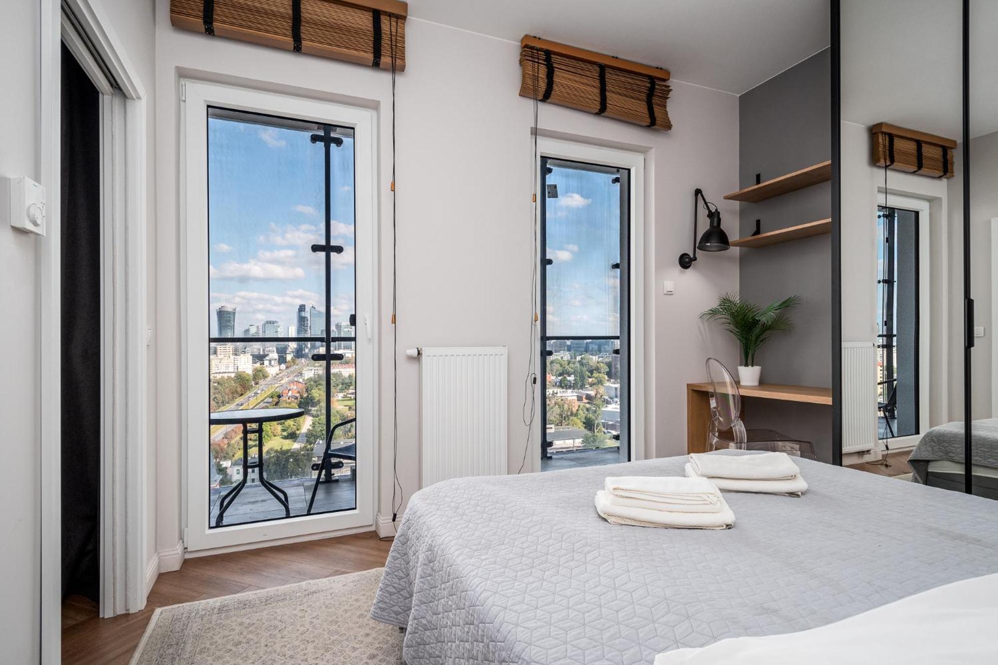 Wola Tower Deluxe Separate Bedroom With Free Garage - By Perfect Apart Варшава Экстерьер фото