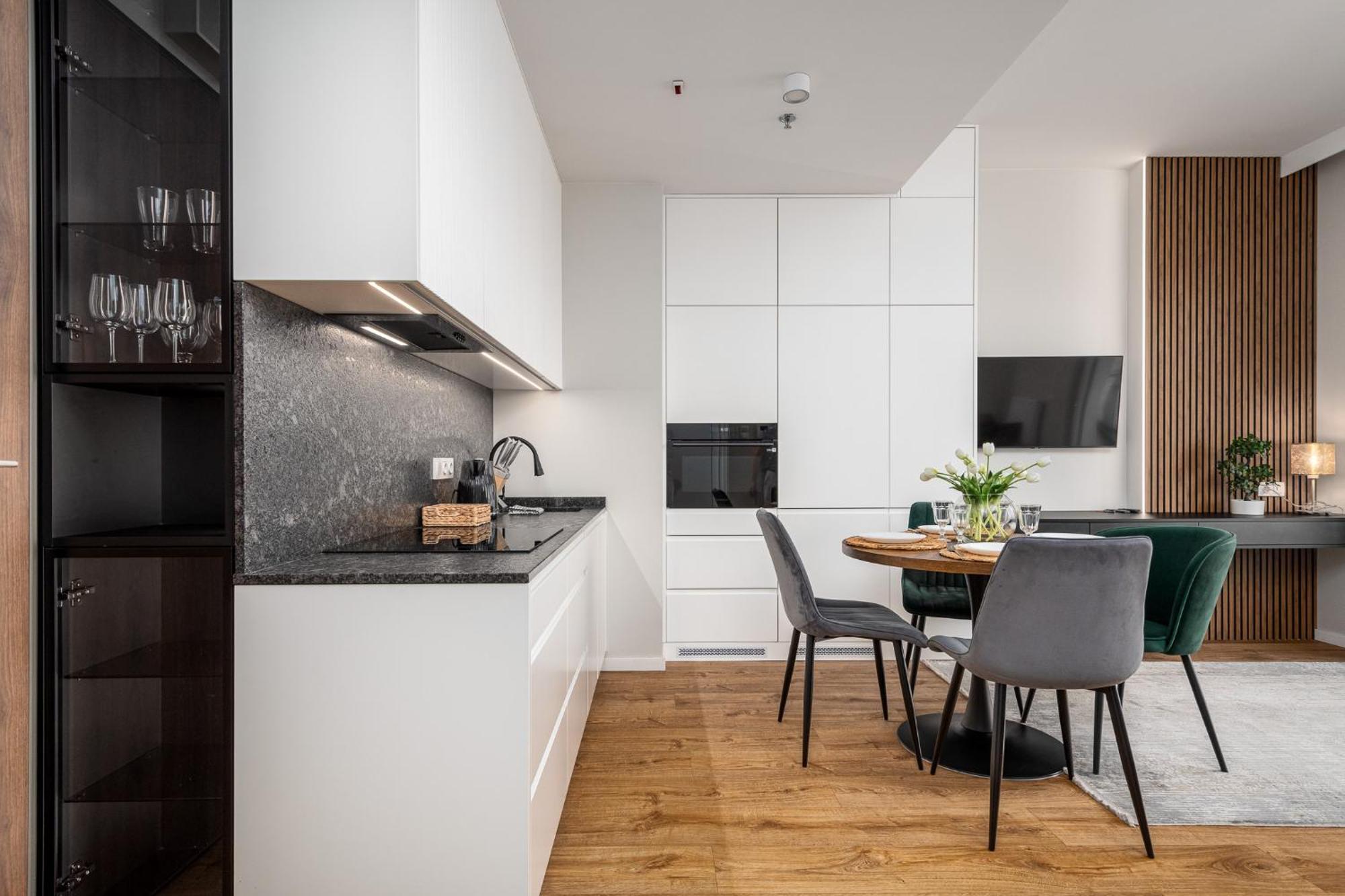 Wola Tower Deluxe Separate Bedroom With Free Garage - By Perfect Apart Варшава Экстерьер фото