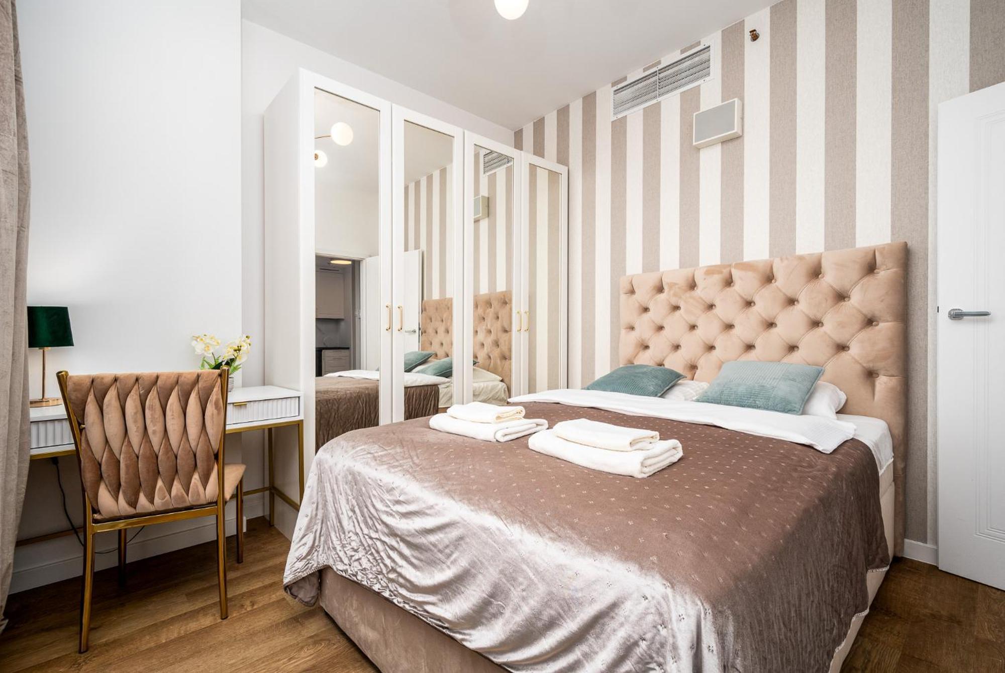 Wola Tower Deluxe Separate Bedroom With Free Garage - By Perfect Apart Варшава Экстерьер фото